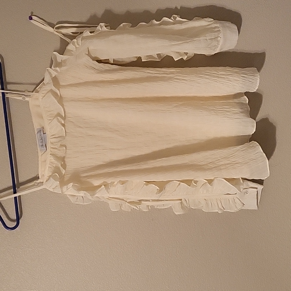 Nice white top with long open sleeves.